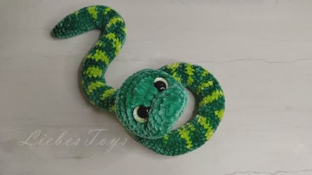 Змеюшка, как связать змейку! Змея крючком, змея амигуруми! смотреть онлайн