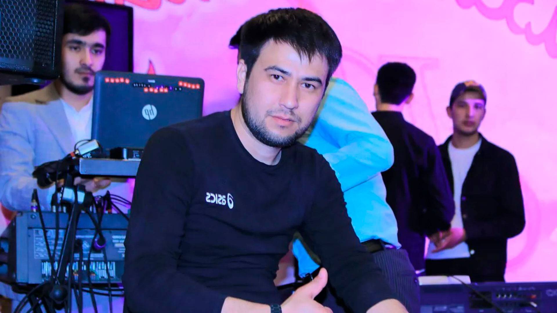 Узбекский и таджикский певец Нуриддин (живёт в Москве, выезжает по другим городам) смотреть онлайн