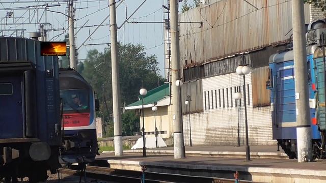 Прибытие ТЭП150-004 с пригородным и манёвры тепловоза смотреть онлайн