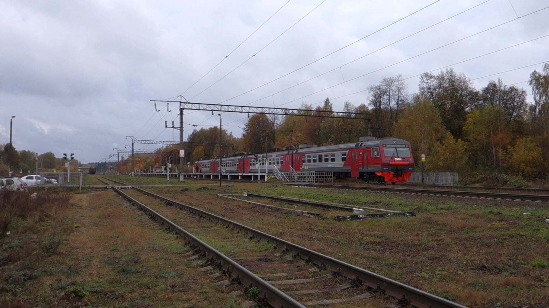 Электропоезд ЭД9Э-0025 Семёнов - Нижний Новгород прибывает к платформе станции Киселиха смотреть онлайн