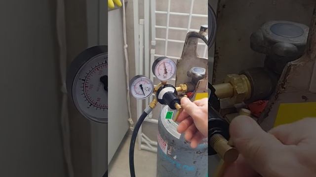 Teste de pressão hidráulica com hidrogênio na rede da água quente e fria com manômetro analógico смотреть онлайн