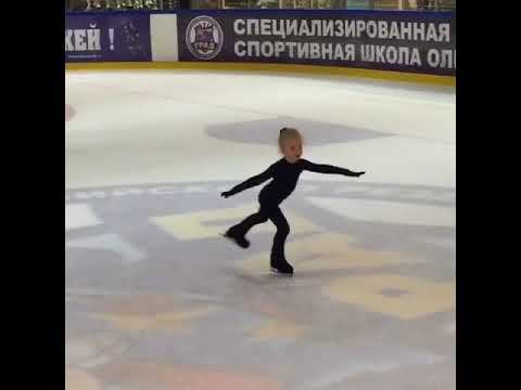 Дочка пытается вращаться на льду, 4-5лет. смотреть онлайн