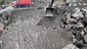 Строительство, экскаатор копает песок что бы проложить дорогу в карьере