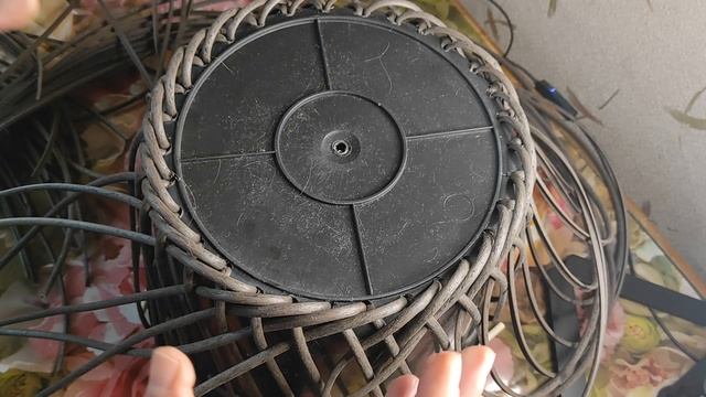 Красивое дно у кашпо из ротанга при установки стоек двойной осьминожкой #ротанг #плетениекашпо смотреть онлайн