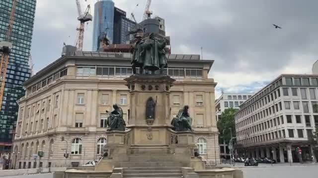 Пешая экскурсия по Франкфурту, Германия, в жаркий летний день. Откройте для себя Франкфурт смотреть онлайн