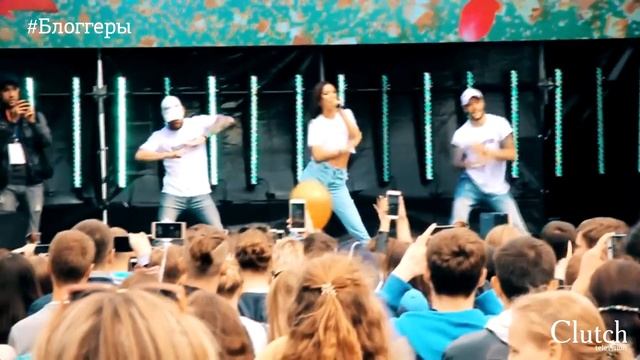 #НевТелике Тусовка VKFest.  Бузова поет в живую. Очереди к блоггерам. Макс Корж качает.