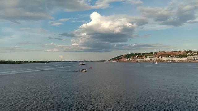 Скоростные катера на красивой реке Волга.