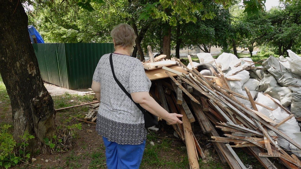 Неизвестные вынесли строительный мусор к контейнерной площадке