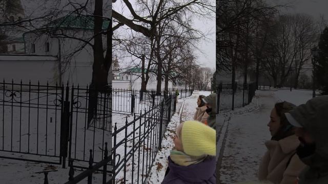 600 летний дуб в Коломенском рядом с домиком Петра. Половецкая баба 12 века #Дуб #Баба смотреть онлайн