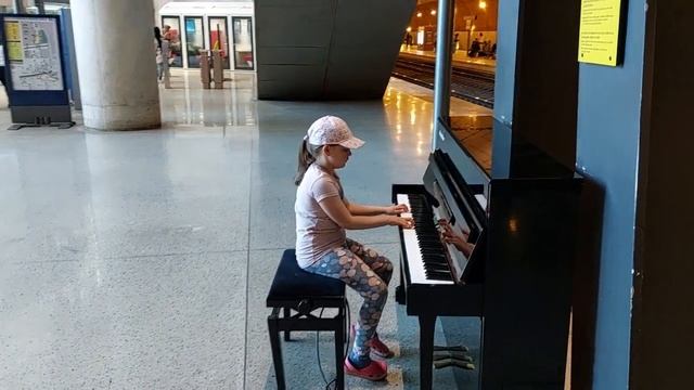 Sanah "No Sory" on piano in Monaco railway station смотреть онлайн