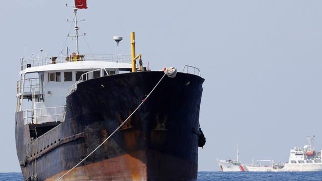 SOUTH CHINA SEA HOLDS BREATH - Philippines risks crisis as ships told to IGNORE Beijing. смотреть онлайн