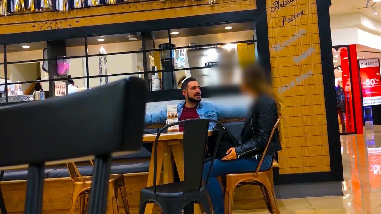 Alvaro Reyes LIGANDO con CHICA LATINA que ve en un centro comercial смотреть онлайн