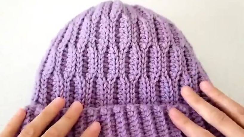 Красивая шапка крючком из одного мотка Узор Соты Шапка с отворотом смотреть онлайн