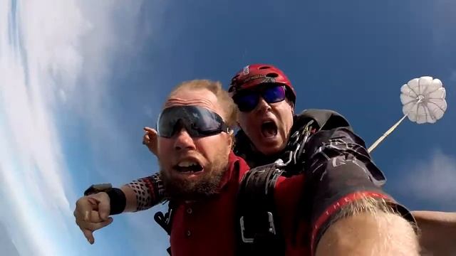 Jake Hiatt's Tandem skydive! смотреть онлайн