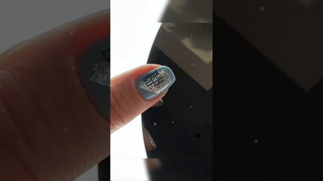 Серо-голубой маникюр. Обычный лак, серебряная поталь, слайдеры текст. #обычныйлак #поталь #слайдеры смотреть онлайн