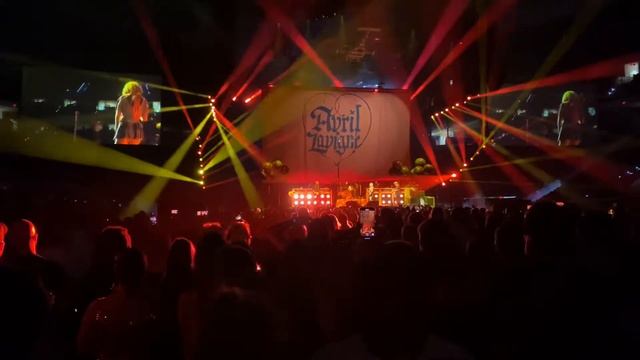 “Flames” ft. ModSun LIVE by Avril Lavigne at PNC Area in Raleigh, NC on 6/22/22 смотреть онлайн