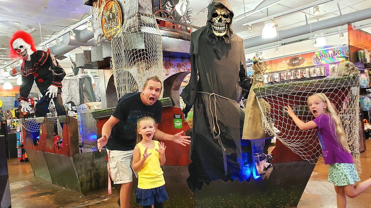 Taking Baby to Spirit Halloween! Who Gets Scared First?! смотреть онлайн