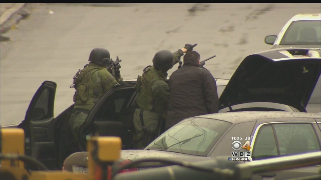 Man Fires At Police During Standoff In Lawrence смотреть онлайн
