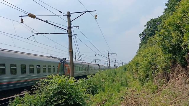 Электровоз ЭП1-127 со скорым пассажирским поездом №009Н Владивосток-Москва выходит из кривой. смотреть онлайн