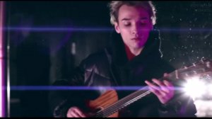 Виртуоз. Гений. Выдающийся гитарист. Зовут его Павел, а фамилию он зашифровал - AkStar.