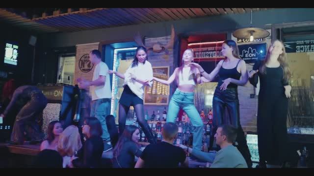 Музыкальное Драйв Лото в легендарном баре Гадкий Койот смотреть онлайн