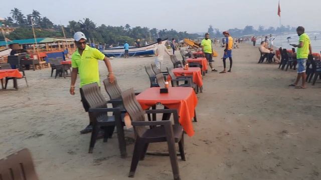 Индия. Гоа. Арамболь. Жду захода солнца и множество людей вышли на пляж и ждут заката солнца. смотреть онлайн