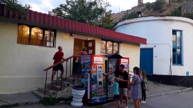 Сезон пустых пляжных скамеек