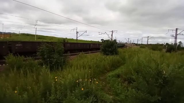 Уполз местный. Электровоз 3ЭС5К-086 "Ермак" с грузовым поездом смотреть онлайн