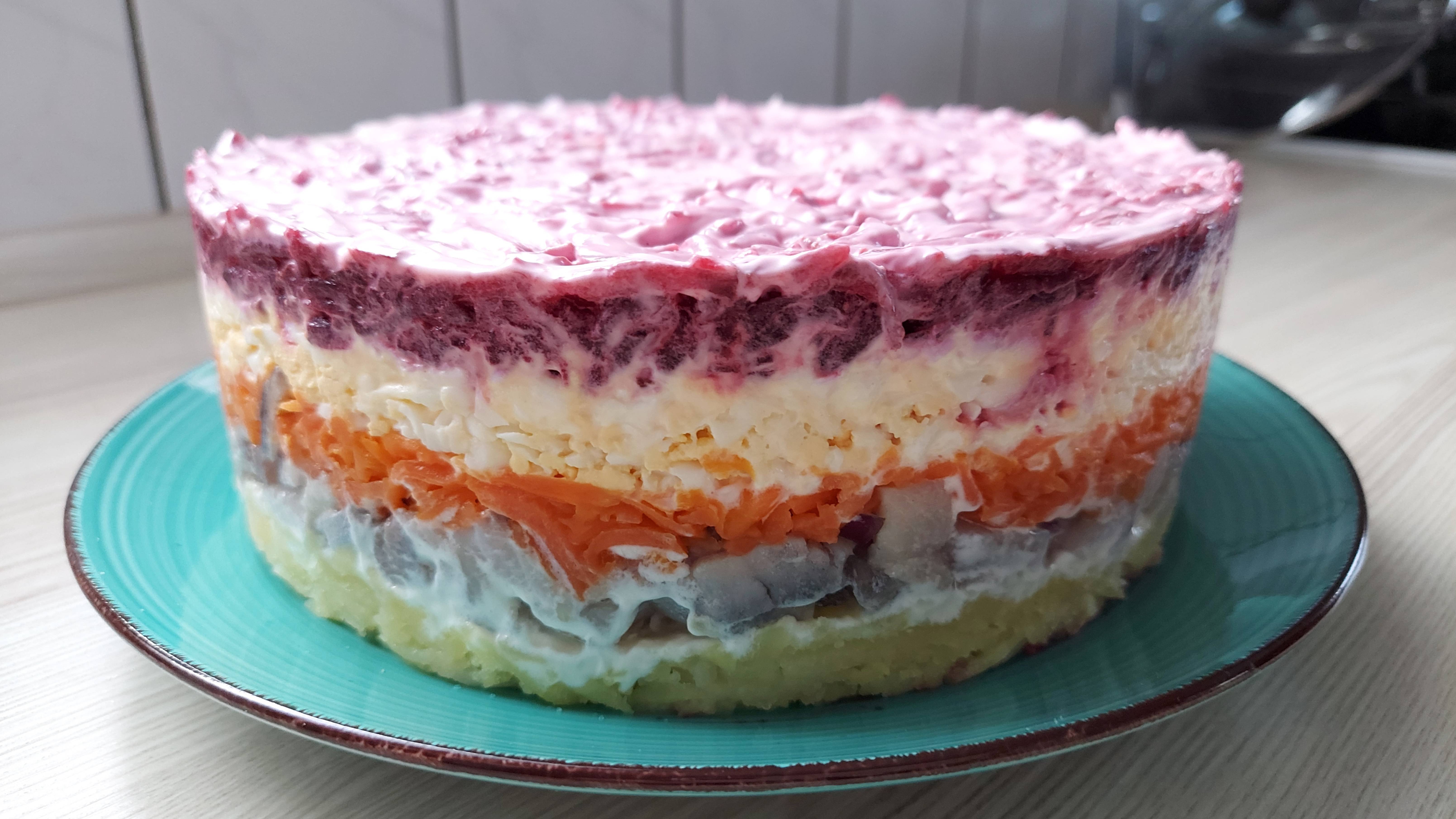 Всеми любимый салат "Селедка под шубой". Слоеный салат на праздничный стол! смотреть онлайн