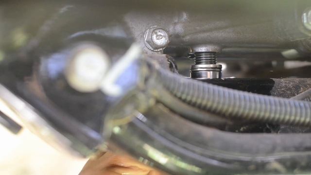 Kawasaki Mule oil change with a FD620D 617cc engine demonstrated on Mule 4010 смотреть онлайн