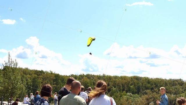 Nizhny Novgorod, Russia, Switzerland Park, 07.23.2023. People in the park watch a tandem flight wit смотреть онлайн