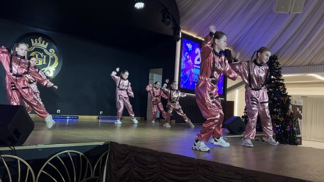 Девочки классно танцуют корейский танец Star Step смотреть онлайн