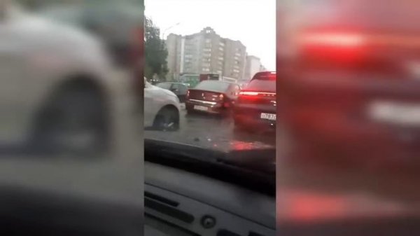 Водопады на улицах и затопленные авто. В Саратове прошел ливень с градом