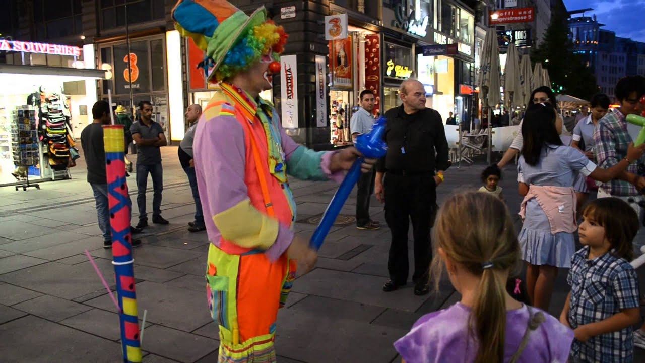 The Balloon Clown - Vienna - Stephanplaz смотреть онлайн