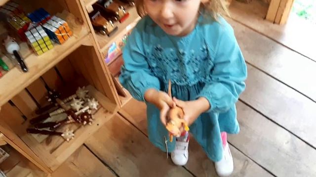 Комната с игрушками, старые мельницы и новые друзья Моны смотреть онлайн