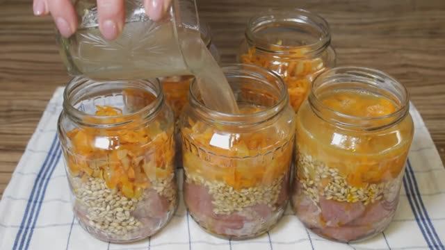 ГОТОВЛЮ ОДИН РАЗ В МЕСЯЦ И ОТДЫХАЮ! Домашние КОНСЕРВЫ. Каша с мясом в банке и тушёнка из курицы! смотреть онлайн