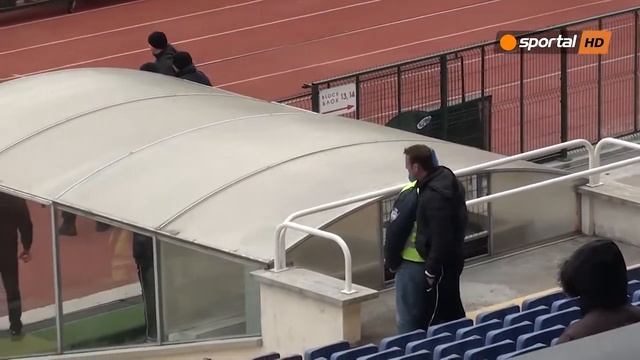 Изгониха и треньора на вратарите на Славия да догледа мача на трибуните смотреть онлайн
