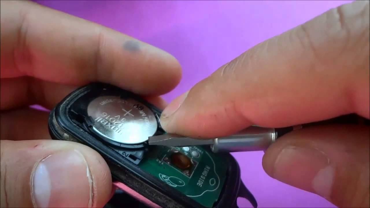 How To Replace A Toyota Corolla Key Fob Battery (2003-2008) смотреть онлайн