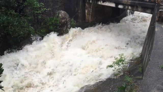 Mountain stream turns into raging torrent in less than an hour смотреть онлайн