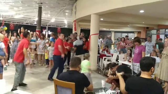 Официанты танцуют. PALMERAS BEACH HOTEL club Insula-Турция
