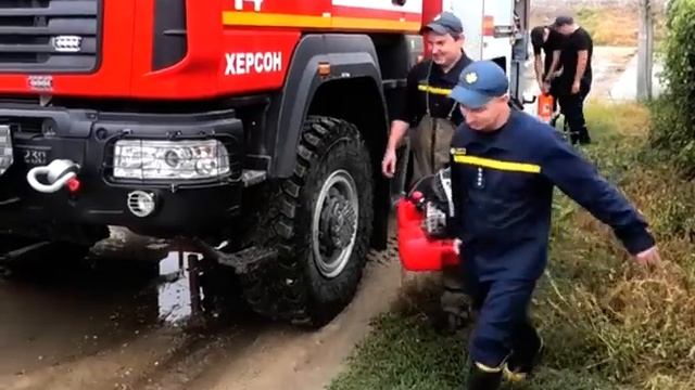 Потужна нічна злива: у Херсоні рятувальники відкачують воду з підтоплених вулиць смотреть онлайн
