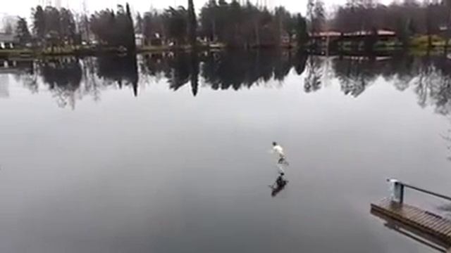 Бежит по воде смотреть онлайн
