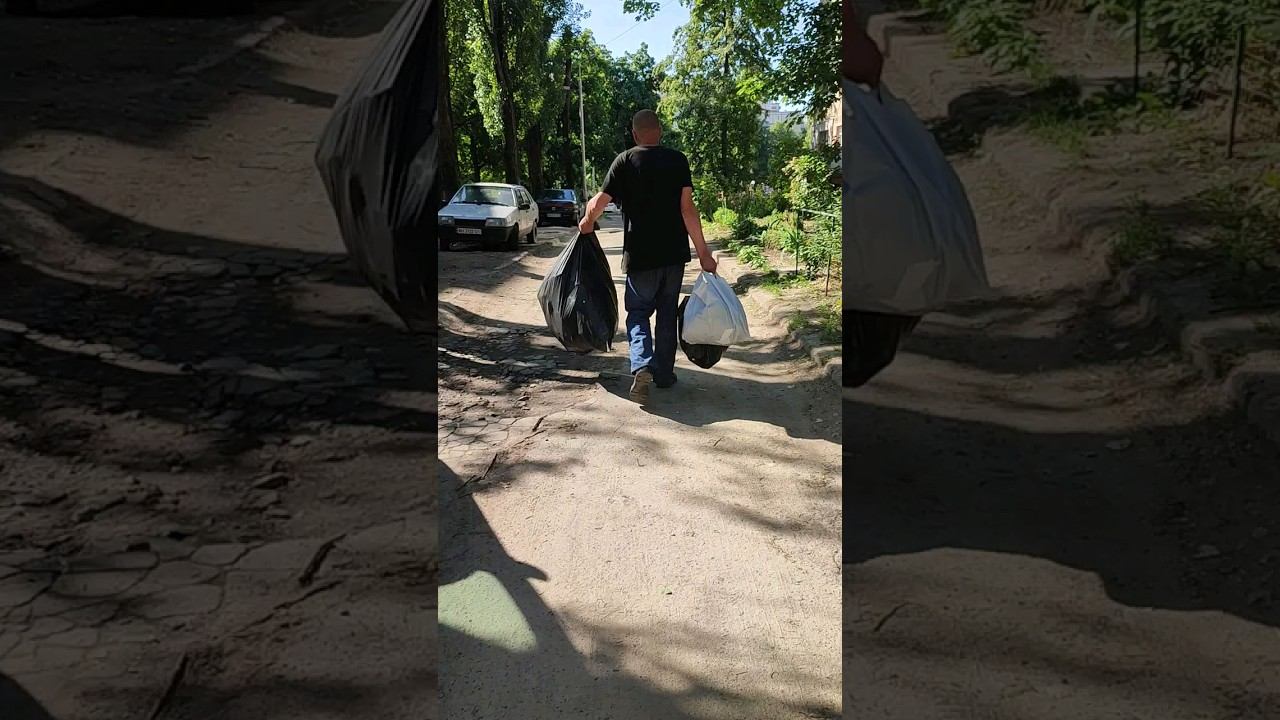 Мужик несёт вторсырья в приёмку #украина #борщаговка #мужик смотреть онлайн