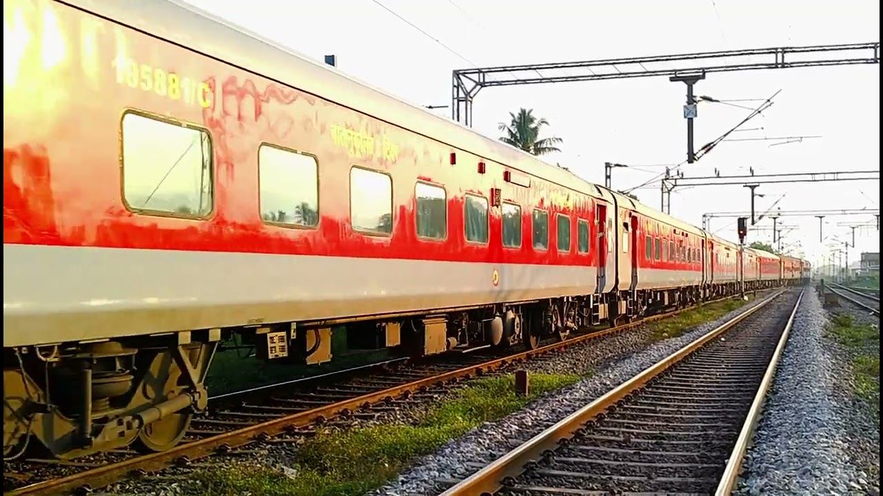 Shiny LHB Coaches of Bhubaneswar ~ MGR Chennai Central sf Exp | Loops out from Balugaon with VSKP P смотреть онлайн