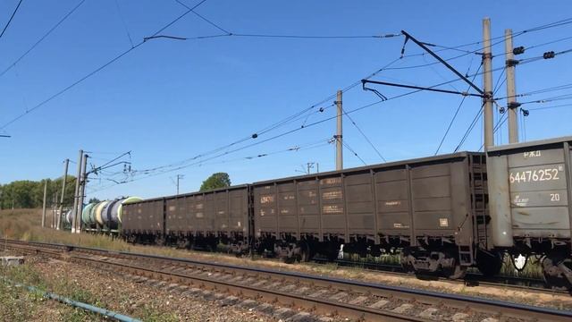 Зелёный электровоз ВЛ10-1685 с перегоняемым электровозом ЭП2К-014 и грузовым поездом смотреть онлайн