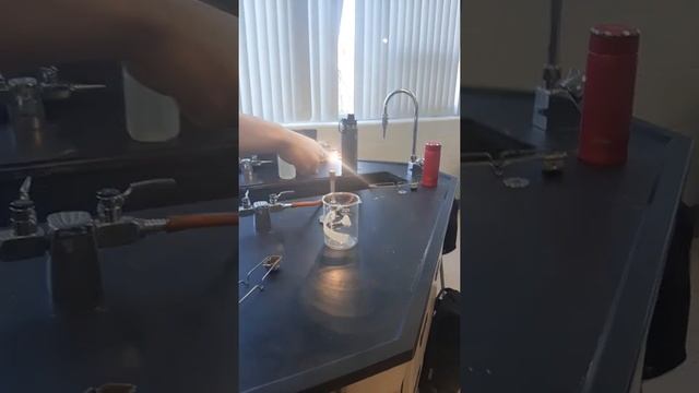 Что если... поджечь магниум? #магний #magnezium #experement #эксперимент #огонь смотреть онлайн