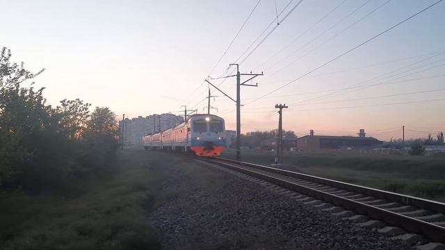 "Уезжает из заката!" ЭД4М-0393 проследует район Авиагородок + приветливая бригада! [Евпатория КЖД] смотреть онлайн