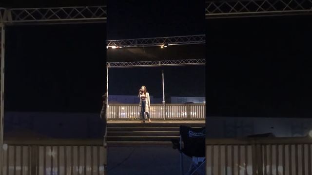 Millie Davis singing Dreams by Fleetwood Mac смотреть онлайн