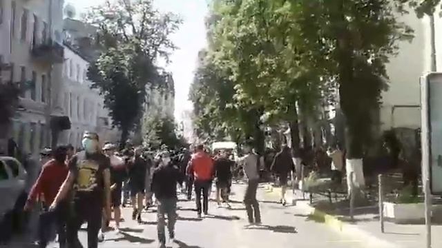 Радикалы зажгли файеры на Марше Равенства смотреть онлайн