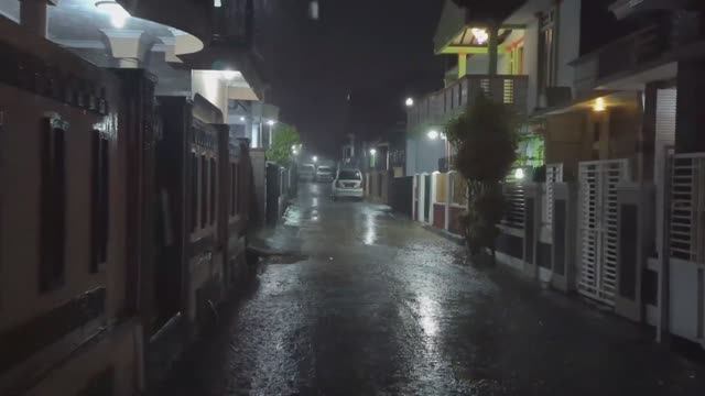 Супер сильный дождь и гром в Индонезийской деревне. Мгновенный сон под звуки сильного дождя. смотреть онлайн